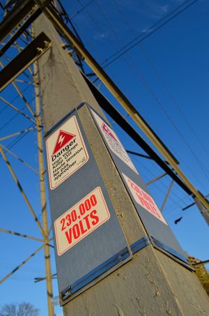 고전압 경고 표지판이 있는 송전선