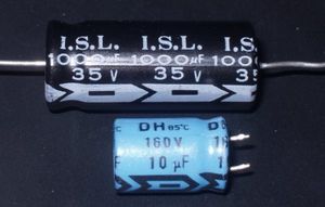 축 방향-(위) 및 방사형-(아래) 리드 전해 콘덴서