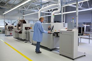 PCB 조립 라인: 피크 앤 플레이스 장비와 SMT 납땜 오븐