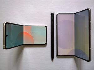 접이식 스마트폰의 플렉서블 OLED 디스플레이