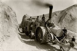 트랙터 증기 기관차가 붕사를 운반하는 모습, 데스밸리 국립공원, 캘리포니아주, 1904년