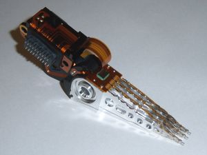 왼쪽에 액추에이터 코일, 오른쪽에 읽기/쓰기 헤드가 있는 헤드 스택