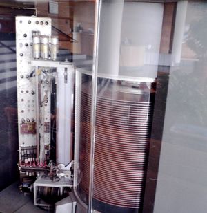 초기의 HDD. 최신형 HDD하고는 달리 플래터가 매우 많다.