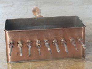 서로 다른 금속의 상대적인 열전도율을 측정하기 위한 장치