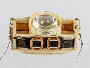 코일이 장착된 가동 렌즈