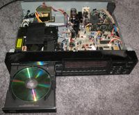 스테레오 시스템. 컴포넌트 스테레오의 한 유닛으로 사용되는 것. 데논(DENON)의 1980년대 제품의 케이스를 열어놓은 상태로, 내부 부품의 구성과 크기를 알 수 있는 사진. 왼쪽 아래가 CD 드라이브이며, 트레이가 앞으로 나온 상태이다. 오른쪽 절반은 회로의 기판이다. 왼쪽 위는 가정용 전원에서 강압된 전류를 얻기 위한 트랜스이다.