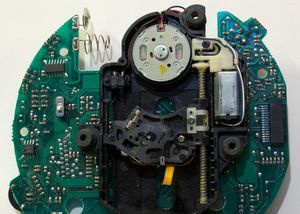 나사 구동 방식의 방사형 추적 메커니즘을 보여주는 아랫면