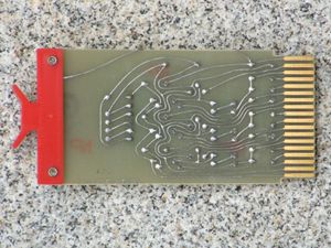 1967년에 설계된 기판; 트레이스의 곡선은 접착 테이프를 사용한 자유로운 손 설계의 증거이다