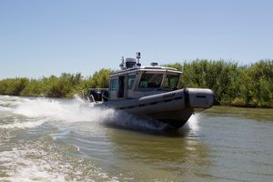 미국 세관 및 국경 보호국의 보트는 멕시코에서 미국으로의 리오그란데 강 횡단을 막으려 하고 있다.
