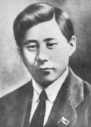 전통적으로 구전되어 온 올롱호 서사시를 기록한 플라톤 오윤스키.