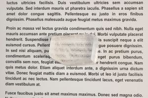 방해석의 복굴절 현상을 보여주는 사진