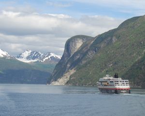 수닐르뷔스피오르덴(Sunnylvsfjorden)의 노천 광산, Hurtigruten 선박 통과