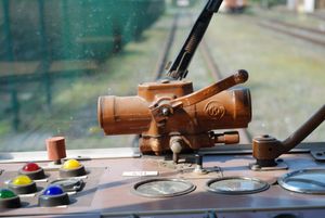 철도 기관차 앞 유리 와이퍼의 공압 모터 구동 장치. 모터의 레버는 압축 공기를 공급하는 밸브를 작동시킨다.