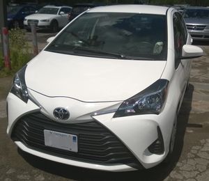 큰 단일 와이퍼를 장착한 토요타 야리스(Toyota Yaris)