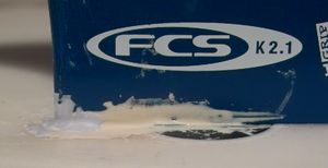 특수 에폭시는 서핑보드의 핀과 마운트 사이의 힘을 견딜 수 있을 만큼 강하며, 방수 및 수중 경화가 가능하다. (왼쪽의 파란색 에폭시는 아직 경화 중)