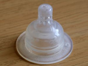 젖병 수유에 사용되는 실리콘 젖꼭지