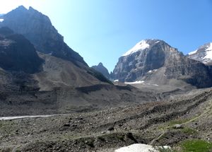 캐나다 앨버타주 루이스 호수(Lake Louise (Alberta)) 위의 빙하 퇴석