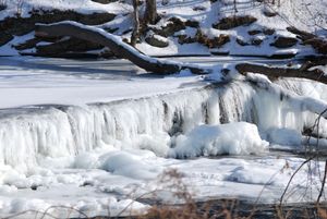 남동부 뉴욕의 얼어붙은 폭포