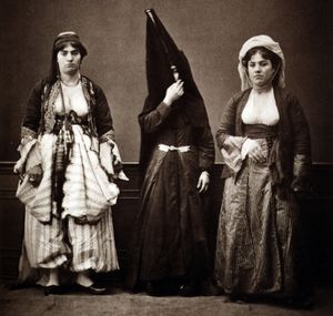 왼쪽부터: 잘레 출신 기독교 여성, 레바논 드루즈족 여성, 즈가르타 출신 기독교 여성 (1873)