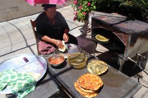 이스라엘 이스피야에서 드루즈 여성들이 "드루즈 피타"(사지 빵)를 만드는 모습