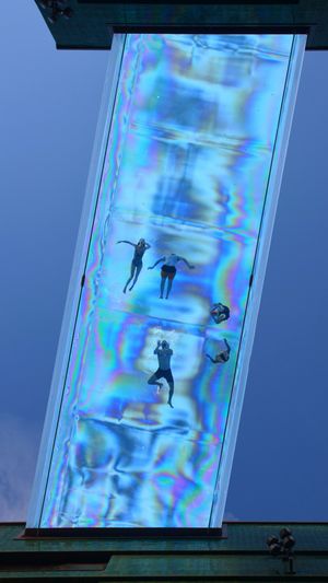 편광판을 통과한 부분적으로 편광된 하늘빛의 응력 복굴절로 인해 색 줄무늬가 생긴 런던 스카이 풀 아래에서 본 모습