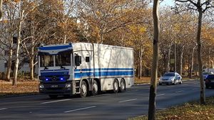 메르세데스-벤츠 악트로스(Mercedes-Benz Actros) 장갑차와 메르세데스-벤츠 S-클래스(Mercedes-Benz S-Class) 경호차량(Mercedes W221 S-Guard)으로 지원되는 독일연방은행(Deutsche Bundesbank)의 공적 자금 이체