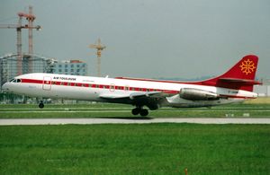 1993년 뮌헨 공항의 에어 툴루즈 수드 에비아시옹 카라벨 항공기. 배경에는 현재 힐튼 뮌헨 공항 건설 현장이 보인다.