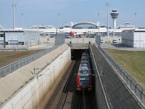 터미널 1 활주로 아래 터널을 빠져나오는 S-Bahn 열차