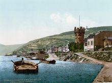 1900년경의 뤼데스하임. 배경의 산 위에 니더발트 기념비가 있다.