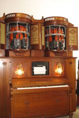 지크프리트의 기계식 음악 캐비닛에 전시된 후프펠트 포노리스트 비올리나