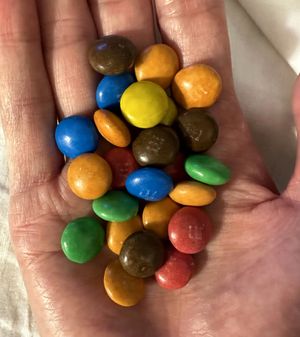 유럽 연합의 식품 착색제 규정으로 인해, 미국에서 판매되는 것보다 엠앤엠즈의 색깔이 덜 선명하다.