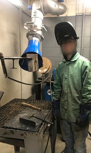 국소 배기 시스템(LEV)을 갖춘 용접 부스는 유해 연기, 가스, 증기 및 먼지를 실내 공기와 섞이기 전에 제거한다. 유독성 배출 외에도 부스는 주변 사람들을 자외선으로부터 보호하는 데 도움이 된다. 환기가 잘 되는 부스라도 용접공은 여전히 개인 보호 장비가 필요하다.