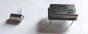 수정 발진기(왼쪽)와 수정 발진기(오른쪽)