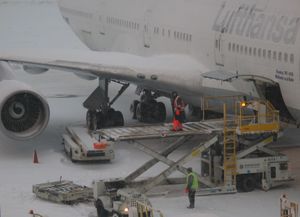 눈이 내리는 동안 보잉 747에 수하물을 싣는 모습(보스턴 로건 국제공항)