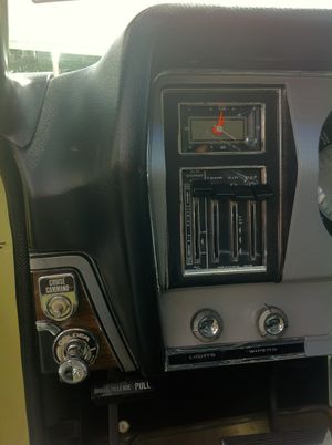 1967년형 AMC 앰배서더 대시보드 왼쪽에 있는 크루즈 컨트롤 푸시 버튼