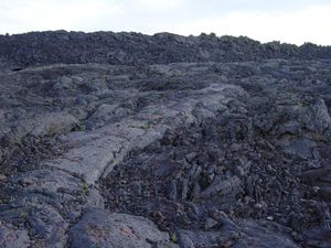 아이더호주 크레이터스 오브 더 문 국립기념물과 보호구역(Craters of the Moon National Monument and Preserve)의 아아 용암(Aā lava) 옆 파호이호이 용암(pāhoehoe lava)