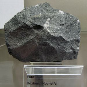 독일의 라타이트(latite) 암석 표본. 라타이트는 화산암의 한 종류이다.