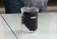 수분을 흡수하면 황산은 검게 변하는 경우가 많다.