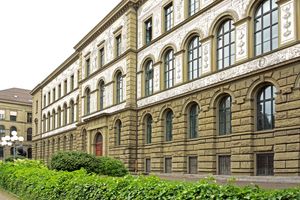 취리히 연방 공과대학교 본관 북쪽 벽에는 유명한 과학자와 학자들이 묘사되어 있다.