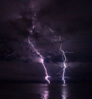 장시간 노출을 통해 사진작가는 여기에서 볼 수 있듯이 짧은 섬광을 포착할 수도 있다. 노출 시간 15초.