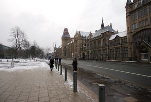 옥스퍼드 로드에 있는 맨체스터 대학교 건물들과 맨체스터 박물관