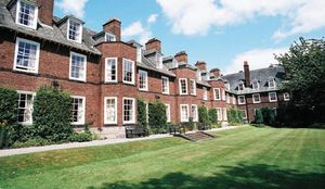 주로 학부생에게 제공되는 기숙사인 애슈번 홀(Ashburne Hall). 일부는 대학원생을 위해 마련되어 있다.