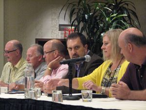 패널 토론은 한 주제에 대한 다양한 관점을 제시하기 위한 것이다