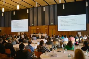 발표는 모든 참석자를 위한 기조 세션(사진) 또는 소규모 그룹을 위한 분과 세션으로 구성될 수 있다.