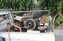 인도네시아(Indonesia)에서 사용되는 디젤 동력 용접 발전기(발전기는 왼쪽에 위치)