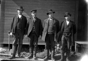 왼쪽부터 오른쪽: 탑햇, 모자, 보르살리노, 볼러햇 (스웨덴, 20세기 초).