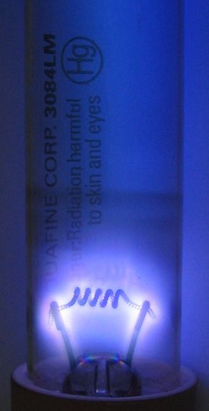 살균등은 형광등과 동일한 저압 수은 증기 글로우 방전을 사용하지만, 코팅되지 않은 융용 실리카 봉투를 통해 자외선이 투과된다.