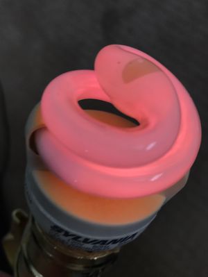 수은 흡착으로 인해 수명이 다한 소형 형광등. 빛은 기본 아르곤 충전 가스에 의해서만 생성된다.