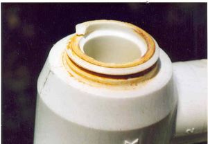 아세탈 수지 배관 접합부의 염소 공격