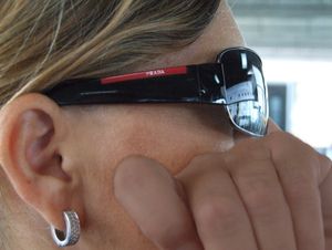 넓은 템플(다리)는 측면에서 들어오는 빛을 차단합니다.